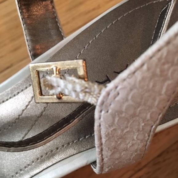 Tahari Wedge/Strappy Sandals - Sz 9.5 - Picture 8 of 8